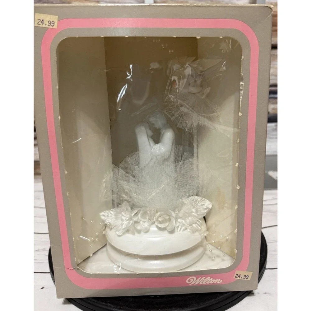 Vintage 1995 Wilton Bride Groom Wedding Cake Topper Porcelain Figurine